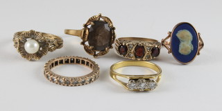 An 18ct gold ring, 4 9ct gold rings and an eternity ring