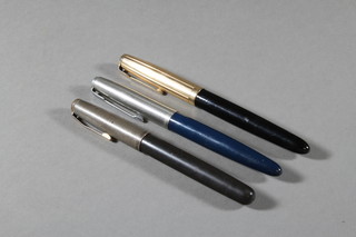 A Mentore fountain pen contained in a black case, a Parker fountain pen with black plastic and 14ct rolled gold case, a Parker 21 fountain pen in a blue case