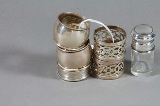 5 silver napkin rings, 2 ozs, together with a circular glass bottle with silver lid 
