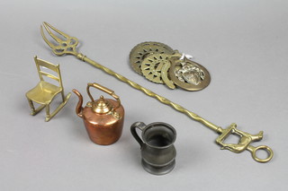 A miniature brass rocking chair 4", a miniature copper kettle 2", a half gill measure, 5 horse brasses and a brass poker