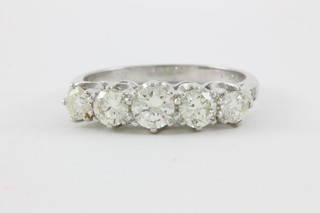 An 18ct white gold 5 stone diamond claw set ring, approx 1.25ct