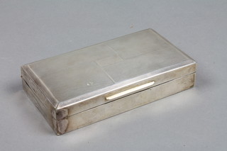 A rectangular Art Deco silver cigarette box with engine turned decoration, Birmingham 1932, 6.5" 