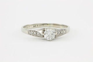 An 18ct gold single stone diamond ring, approx 0.40ct with diamond shoulders
