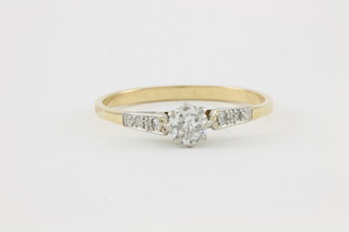 A gold single stone diamond ring, approx 0.35ct with diamond shoulders