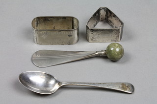 2 silver napkin rings, ditto spoon and a hardstone mounted shoe horn