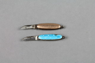 An Edwardian 9ct gold miniature pocket knife 1" and a silver and guilloche enamelled miniature pocket knife 1" (af) 