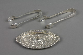 A repousse silver pin tray, London 1990, 4" and 2 pairs of silver nips