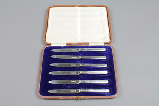 A set of 6 cased silver bladed dessert knives, Sheffield 1915