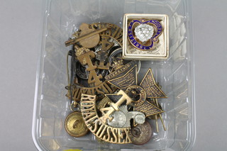 A quantity of mainly WWII cap badges