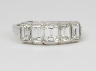 An 18ct white gold 5 stone graduated emerald cut diamond ring, approx 2.05ct