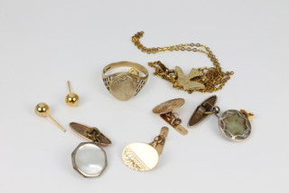 A pair of gold cufflinks and a ditto ring, approx 4.7 grams and minor jewellery