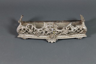 An Art Nouveau Continental pierced iron fender 19"l x 8"d (f) 