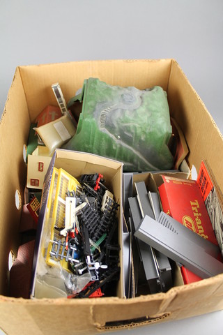 A box containing various plastic platforms, railway buildings etc