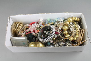 A quantity of mainly modern costume jewellery