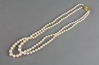 A 2 strand cultured pearl necklace with 9ct gold clasp 