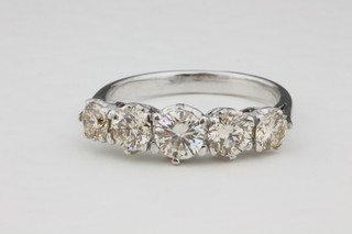 An 18ct white gold 5 stone graduated diamond ring with claw mounts, approx. 1.61ct 