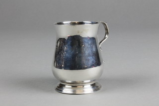 A Georgian silver baluster mug with S scroll handle, London 1773 (f), 3"