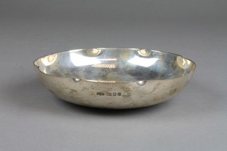 A silver shallow bowl with scallop edge, London 1981, approx. 8 1/2 ozs 