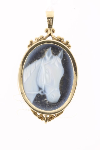 A 9ct gold cameo pendant with a panel of horses head