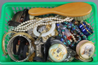 A quantity of minor costume jewellery