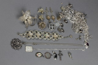 A quantity of minor silver and filigree jewellery