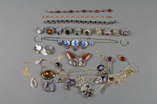 A quantity of silver jewellery