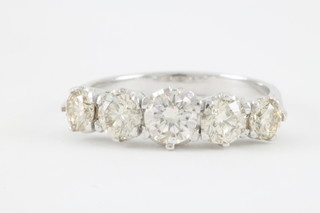 An 18ct white gold 5 stone graduated diamond ring with claw mounts, approx. 1.61ct 