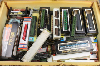 A quantity of mainly boxed Graham Farish N gauge rolling stock 