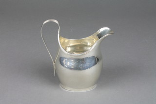 A silver helmet cream jug with reeded decoration, London 1912, approx. 94 grams