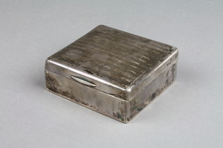 An engine turned silver cigarette box, London 1920, 3"
