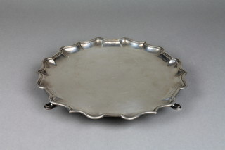 A silver salver with Chippendale rim on hoof feet, London 1911, approx. 507 grams
