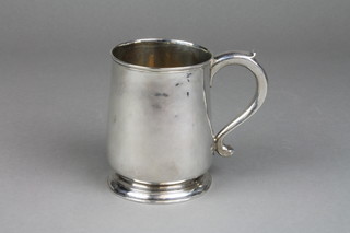 A George III mug of plain form with S scroll handle, approx. 266 grams