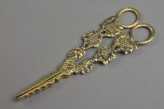 A pair of Victorian silver gilt grape scissors with vineous decoration, approx. 144 grams