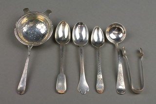 An Edwardian silver tea strainer, London 1909, a ladle, 3 spoons and a pair of nips, approx. 146 grams