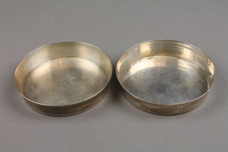 A pair of Continental silver circular dishes 3", approx. 104 grams
