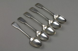 5 Victorian silver fiddle pattern table spoons, London 1874, approx. 88 grams