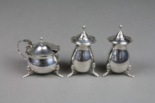 A silver 3 piece condiment set of baluster form on paw feet, approx. 128 grams