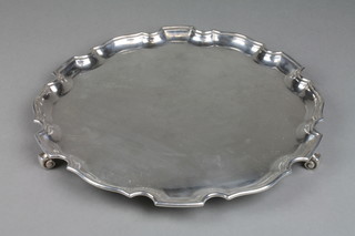 A silver salver with Chippendale rim, on claw feet, approx. 826 grams, 12" 