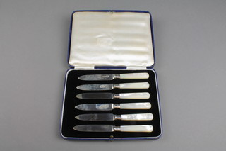 A set of 6 cased silver and mother of pearl butter knives, Sheffield 1913