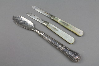 2 silver bladed mother of pearl fruit knives, ditto butter knife