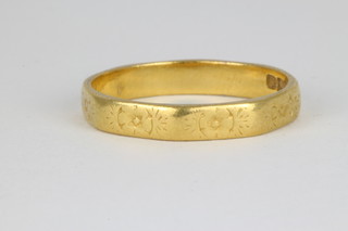 A 22ct engraved wedding band, approx. 4 grams