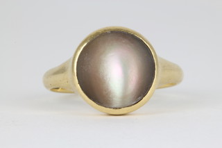 An 18ct gold mother of pearl set ring 