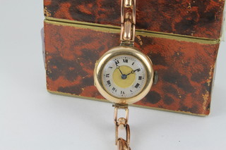 A lady's 9ct gold cased wristwatch on a ditto expanding bracelet