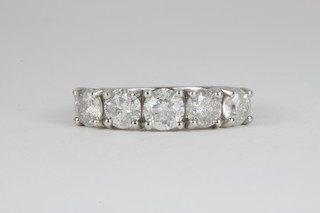 An 18ct white gold 5 stone diamond claw set ring, approx 1.81ct