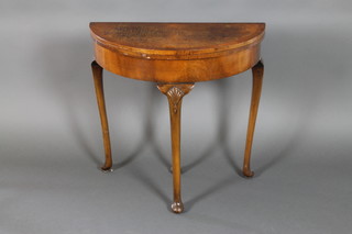 A Queen Anne style figured walnut and crossbanded card table raised on cabriole supports 29 1/2"h x 30"w x 15"d