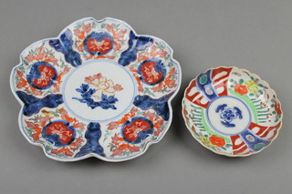 An Imari scalloped dish with floral decoration 8", a ditto shallow bowl 4 3/4"
