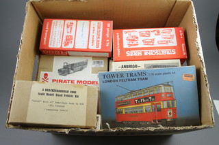 Various un-made up white metal kit figures of omnibuses, trams etc 