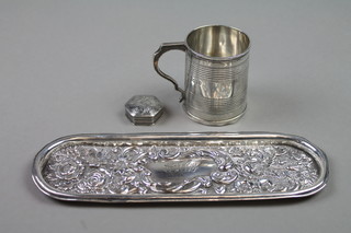 A Victorian silver mug with reeded decoration and scroll handle, London 1880, an oval repousse pin tray and a patch box, approx. 186 grams