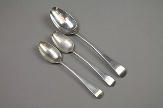 A George IV silver table spoon, London 1825, 2 dessert spoons, approx. 114 grams