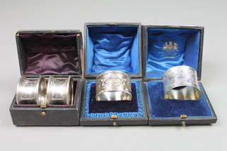 2 cased silver napkin rings, a pair of ditto, approx. 92 grams